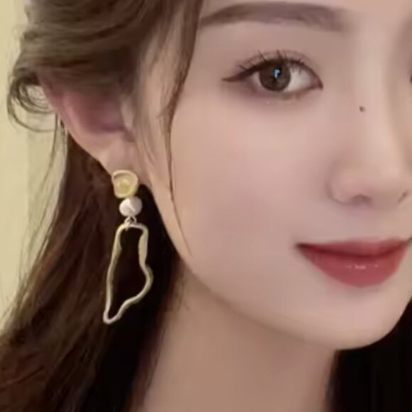 Korean Style Irregular Simulated Pearl Earrings – 925 Silver Needle - Picture 2 of 7